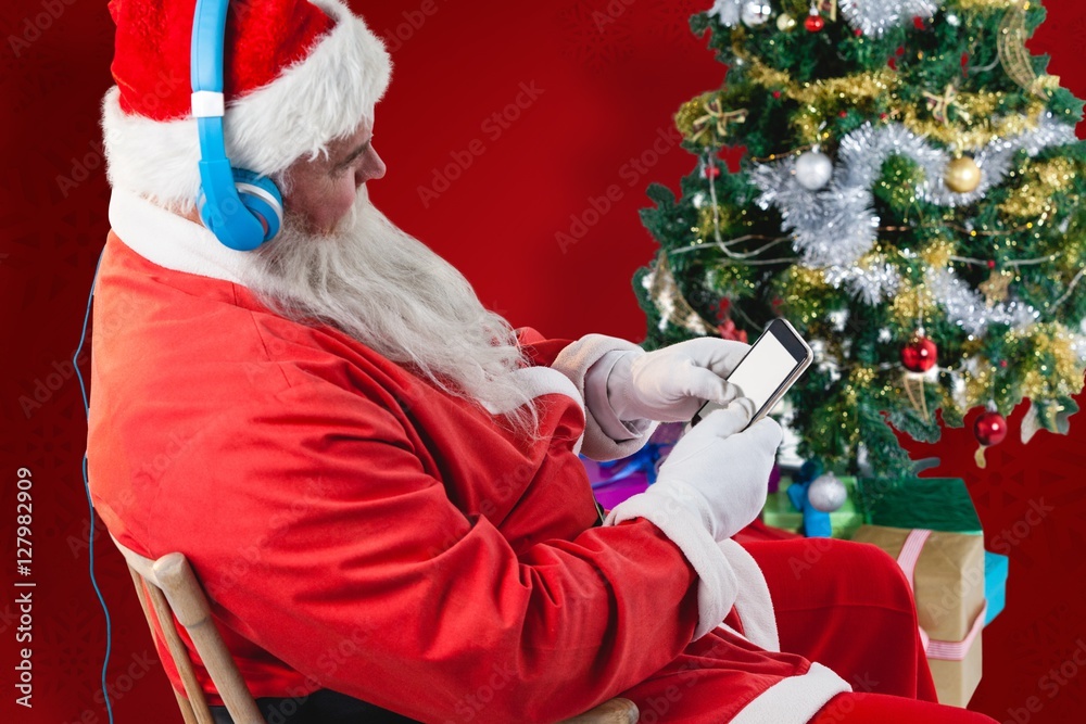 圣诞老人使用手机与圣诞节的合成图像