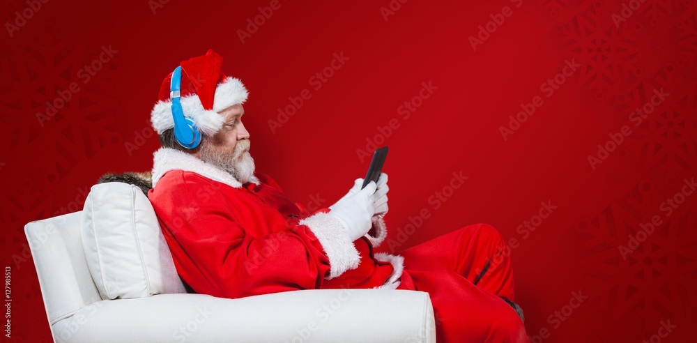 圣诞老人在数字平板电脑上阅读的合成图像
