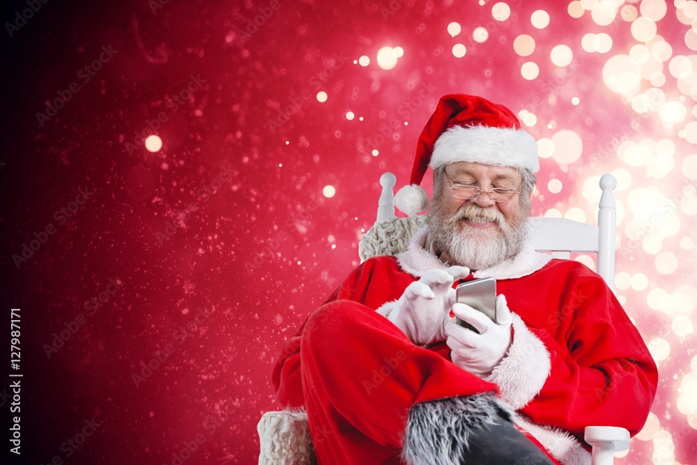 快乐的圣诞老人用手机发信息的合成图像