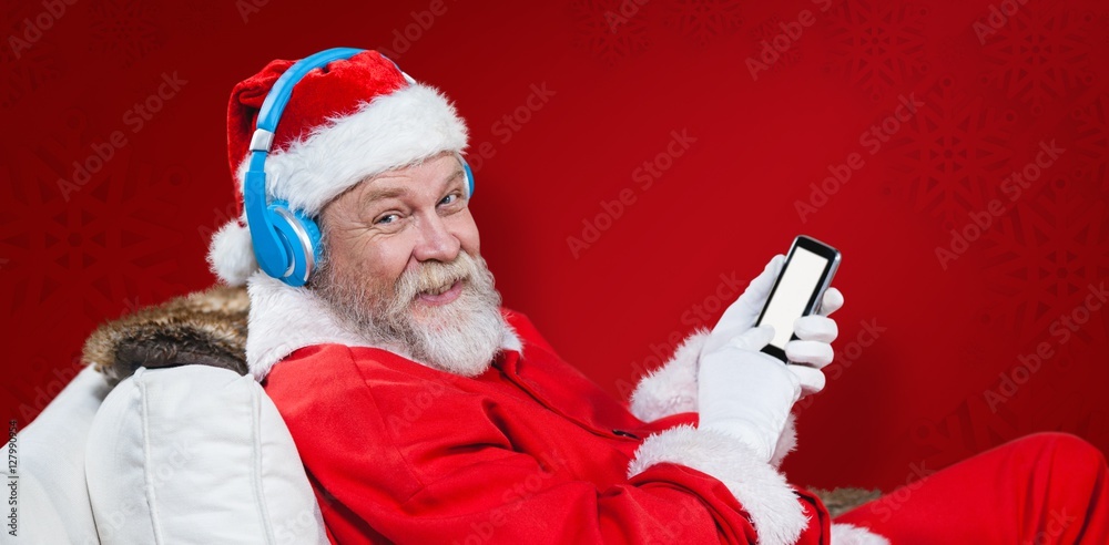 圣诞老人戴着耳机使用手机的合成图像