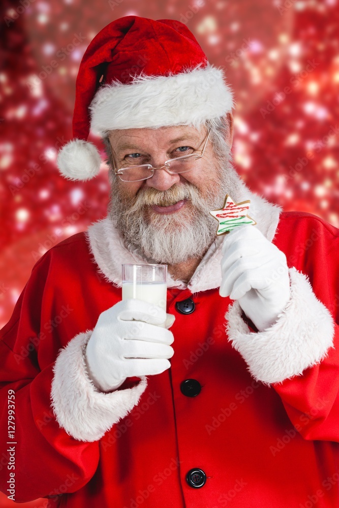 快乐的圣诞老人拿着一杯牛奶的合成图像