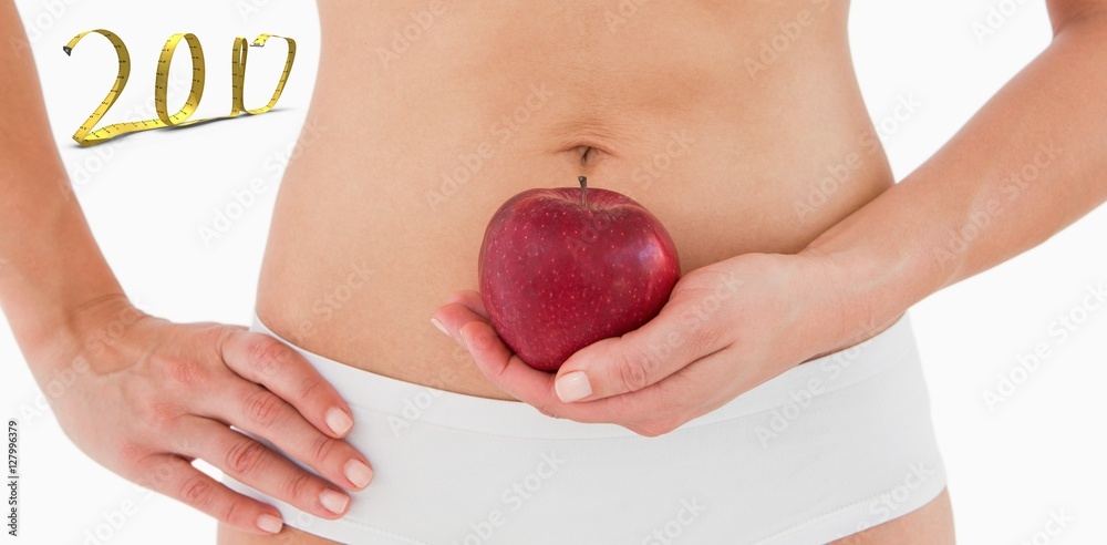 健康女性在胸部前拿着苹果的合成图像