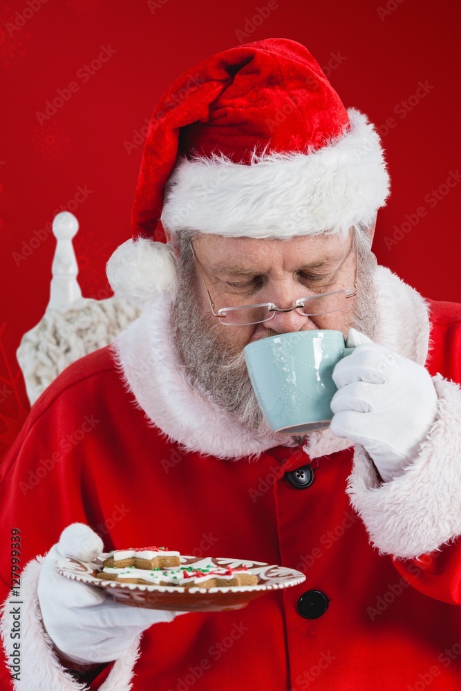 圣诞老人用饼干喝咖啡的合成图像