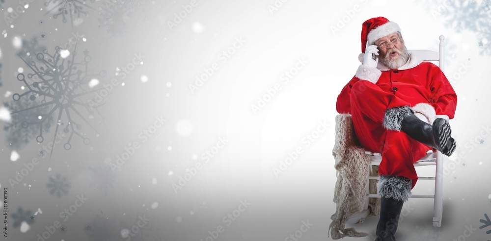 兴奋的圣诞老人在手机上讲话的合成图像