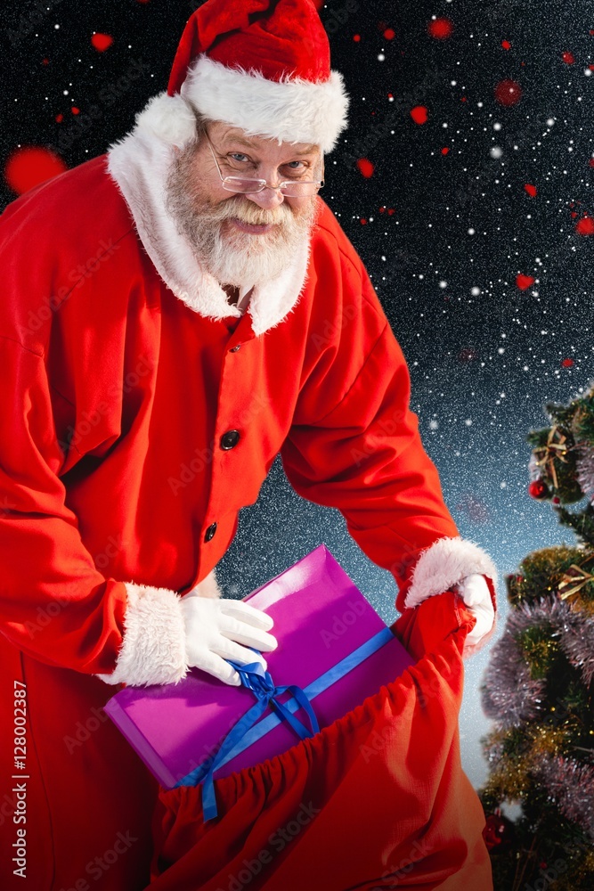 圣诞老人在chr放圣诞礼物的合成图像