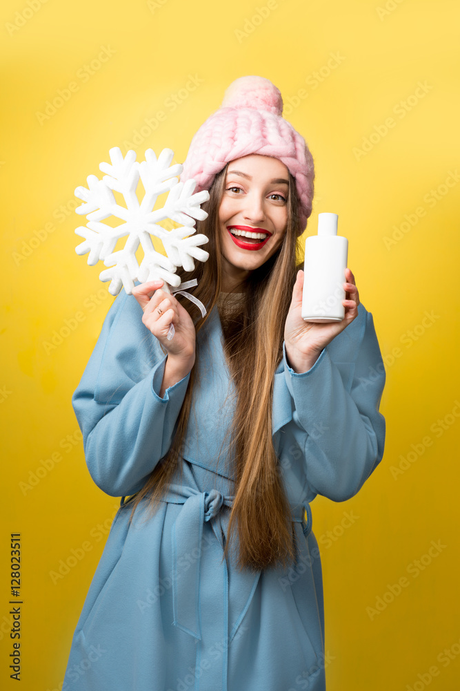 一个美丽女人的彩色冬季肖像，上面有护发素或洗发水和雪花