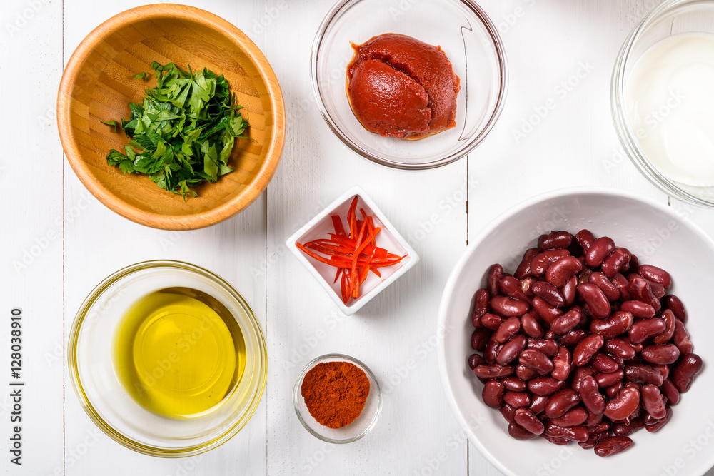 白木桌上的辣椒炖食品配料俯视图