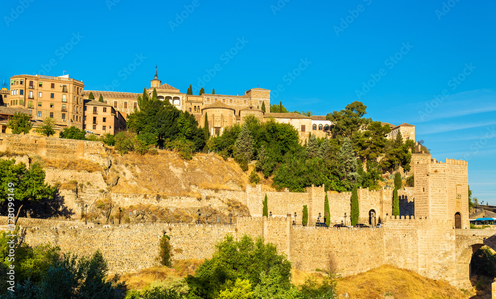 西班牙托莱多圣克鲁斯博物馆、康塞普西翁修道院和阿尔坎塔拉大桥