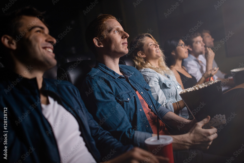 剧院里一群人在看电影