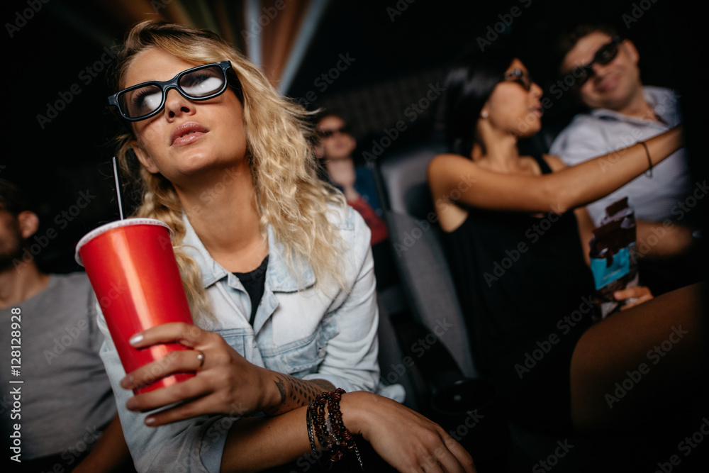 女人在影院看3d电影