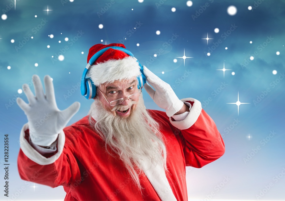 快乐的圣诞老人一边用耳机听音乐一边做手势