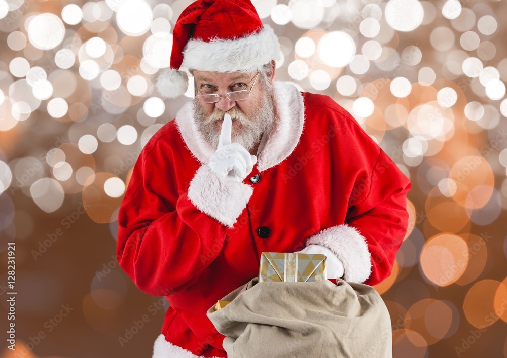 手指放在嘴唇上的圣诞老人拿着礼品袋
