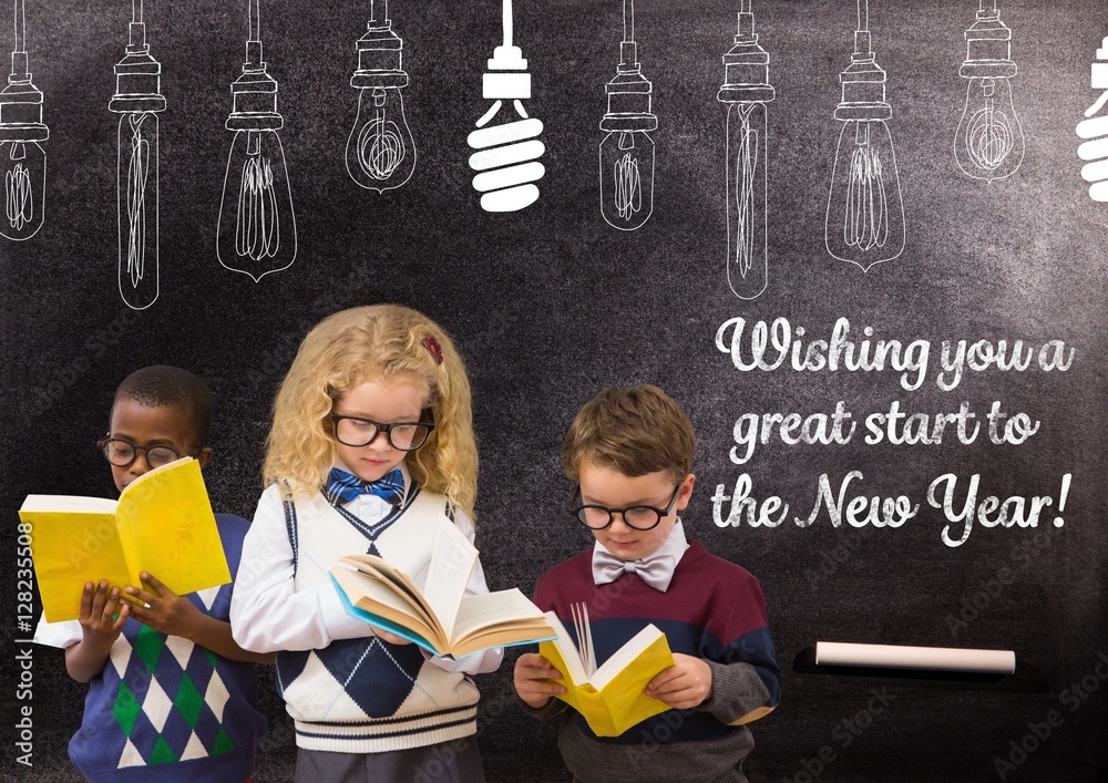 孩子们与2017新年gre一起对着黑板读书
