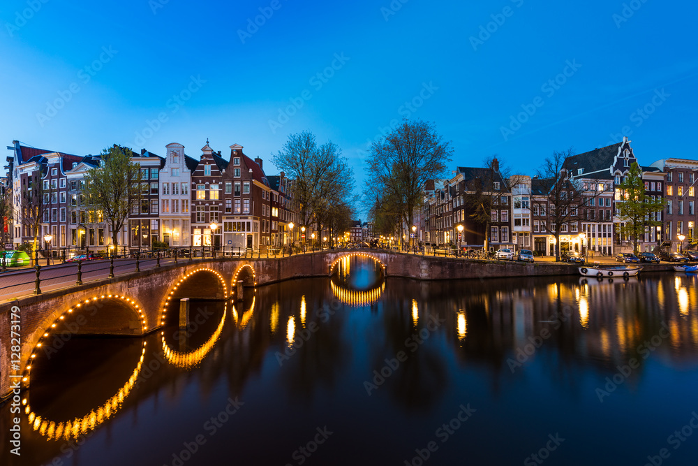 荷兰阿姆斯特丹的夜景。运河和典型的杜特