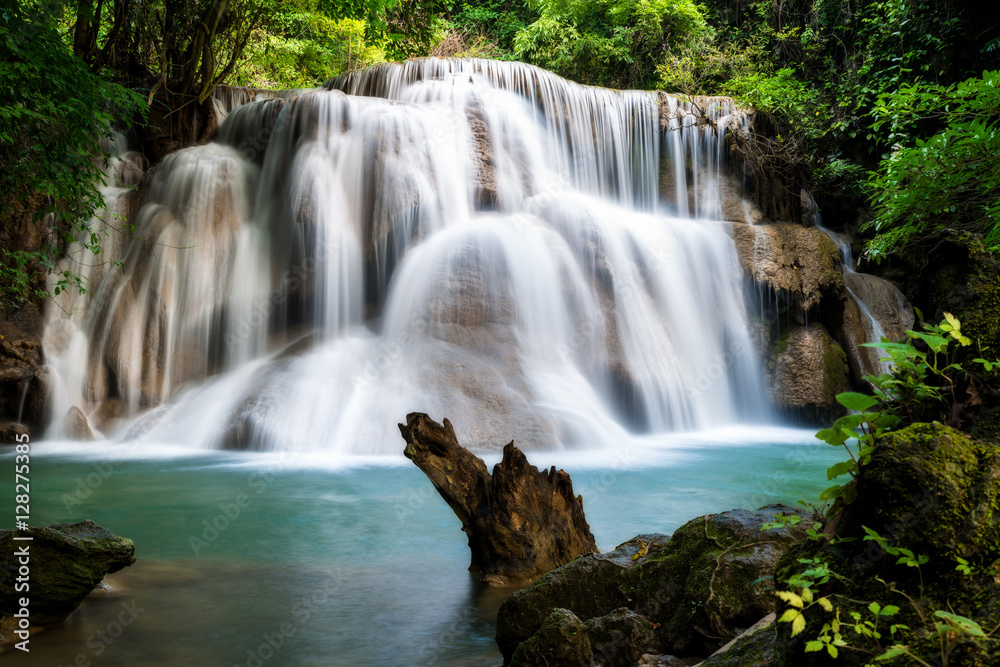 Huay MaeKamin瀑布是热带地区美丽的瀑布