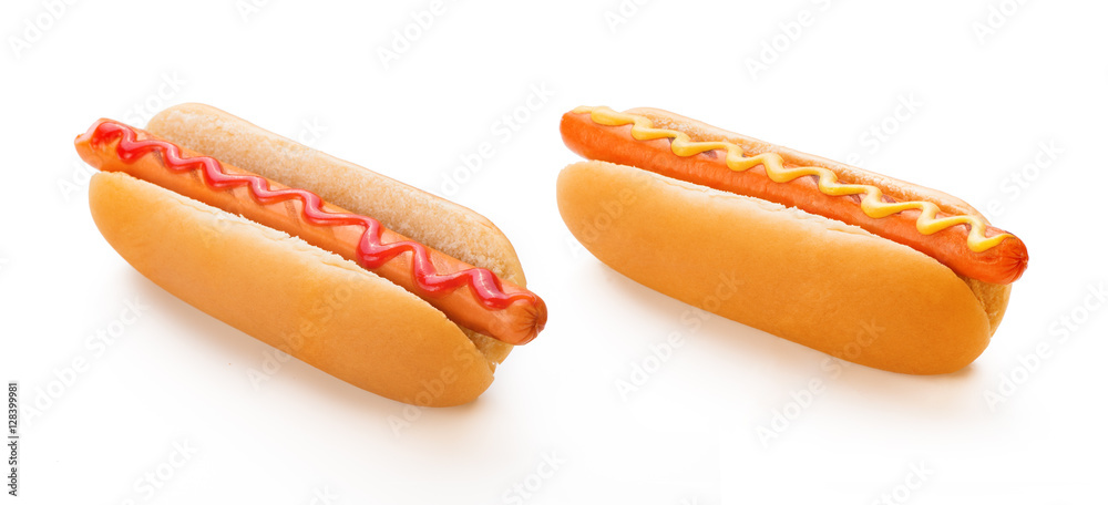 两个烧烤烤热狗，黄色芥末和番茄酱在白底上分离