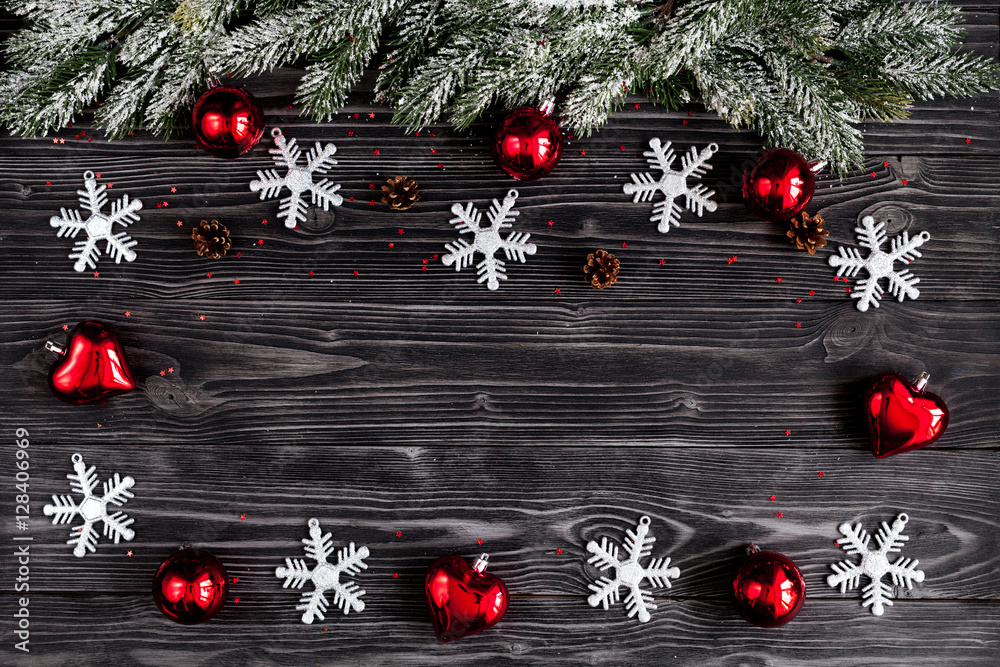 圣诞装饰品，深色木质背景上的云杉树枝俯视图