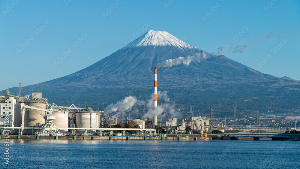 富士山和位于日本富士市田口湾的工厂