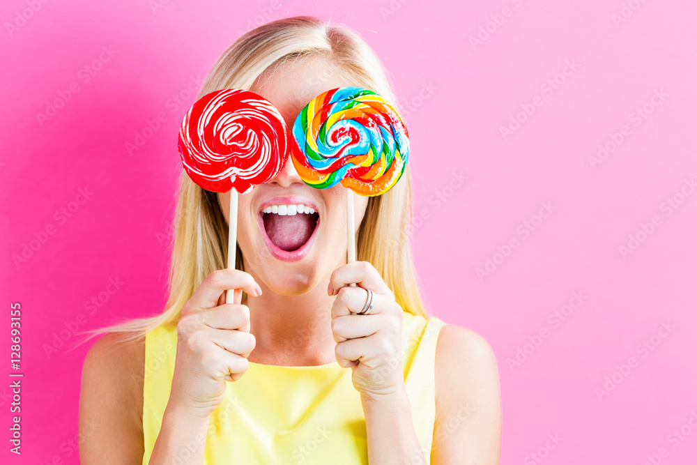 年轻女人在吃棒棒糖