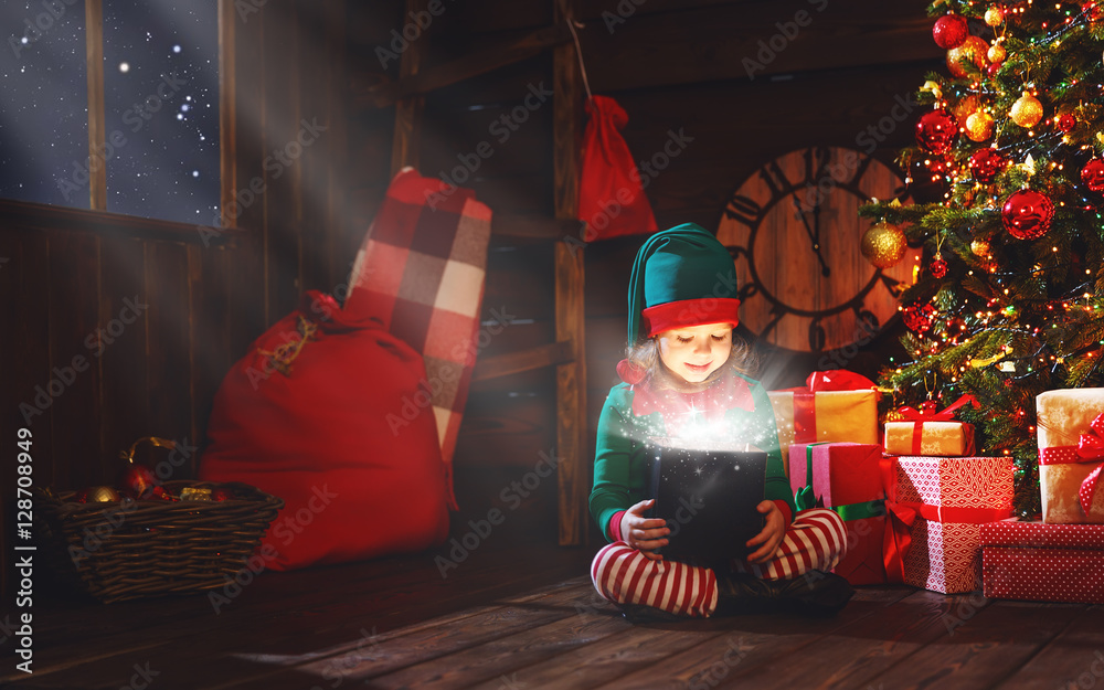 带着魔法圣诞礼物的圣诞老人的小精灵助手