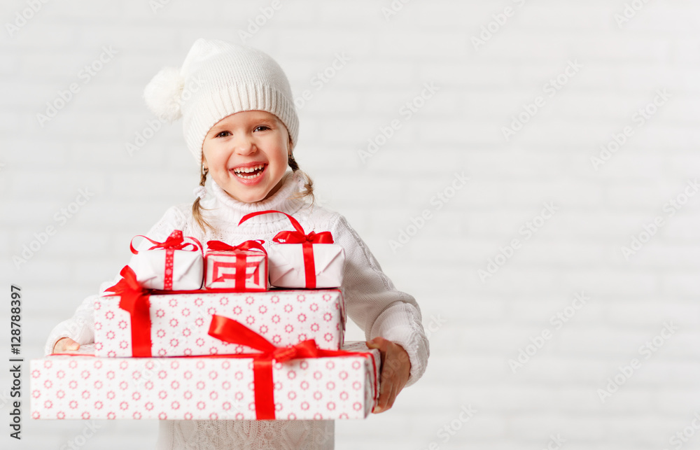 带圣诞礼物的快乐小女孩