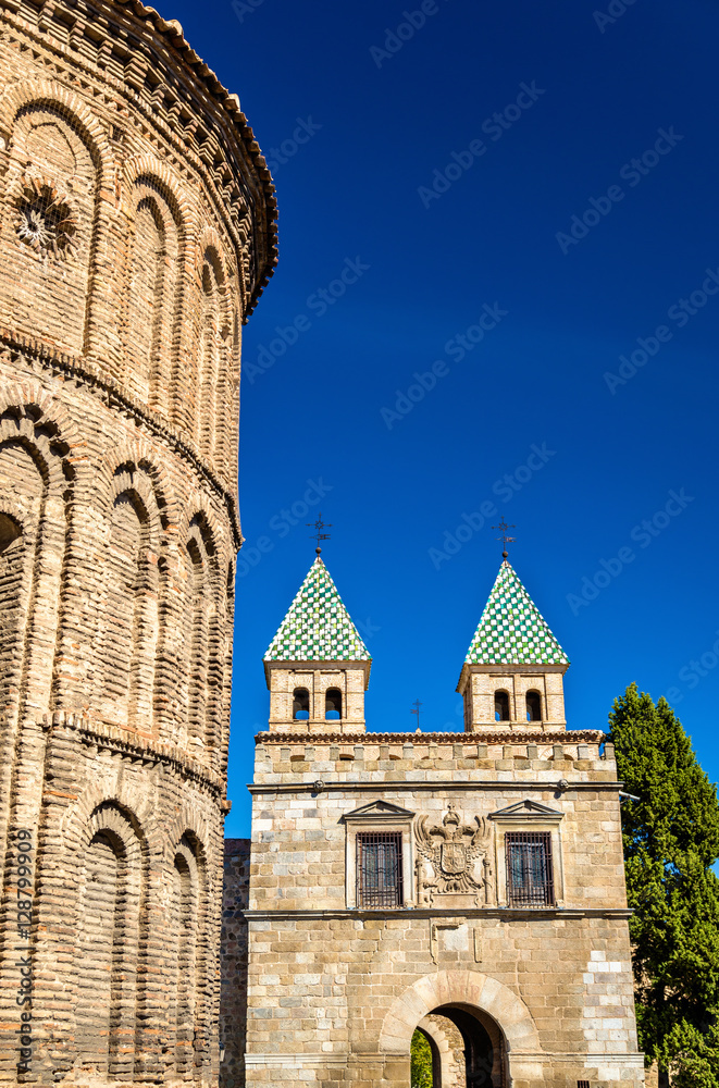 西班牙托莱多的Santiago del Arrabal教堂和Puerta de Bisagra Nueva门