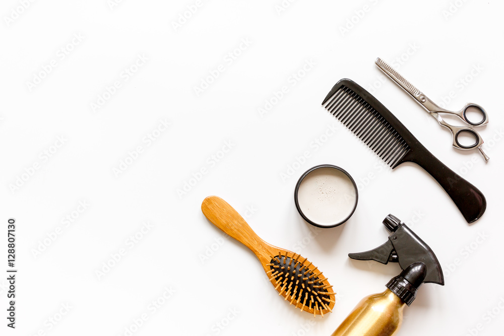 白色背景俯视图上的梳子和理发工具