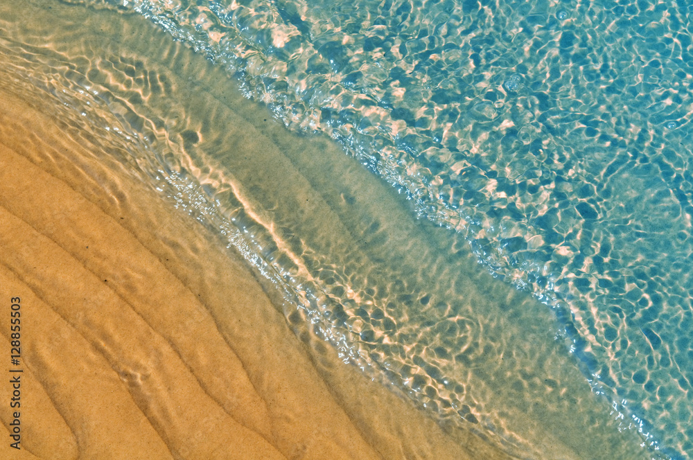 沙和水的波纹。