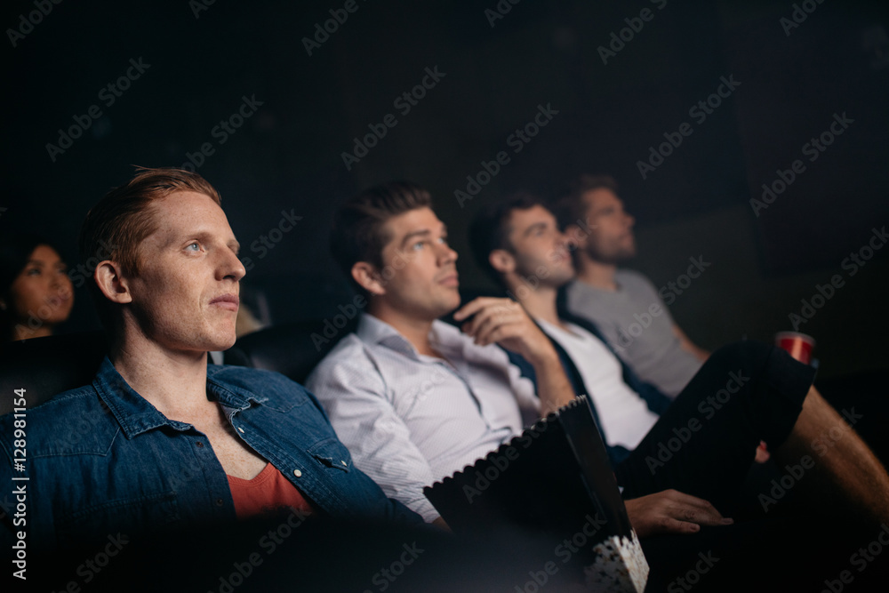 年轻朋友在电影院看电影
