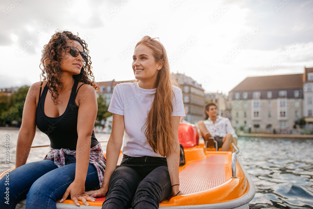 青少年女性坐在脚踏船上