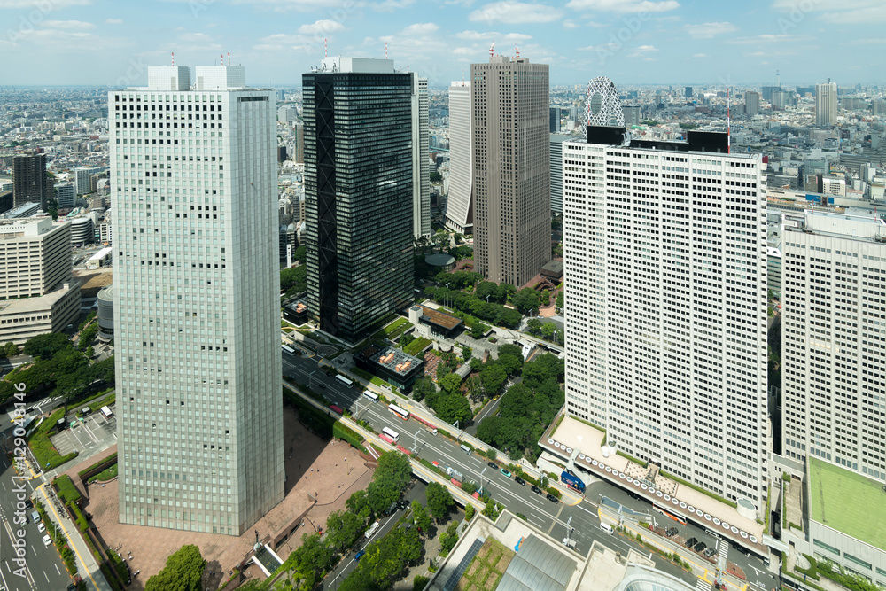 日本东京新宿商业区的摩天大楼。
