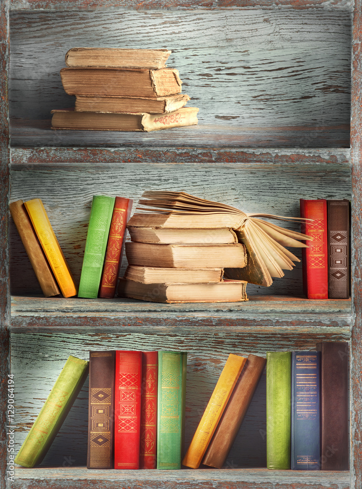 装有书籍的木制书架
