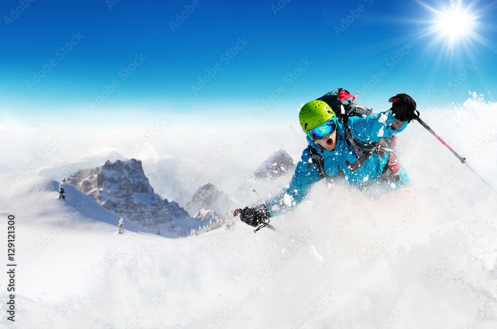 自由滑滑雪者在滑雪道上下坡