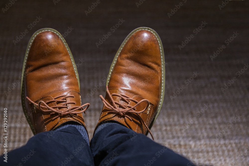 男士潮皮鞋特写，复古滤镜。