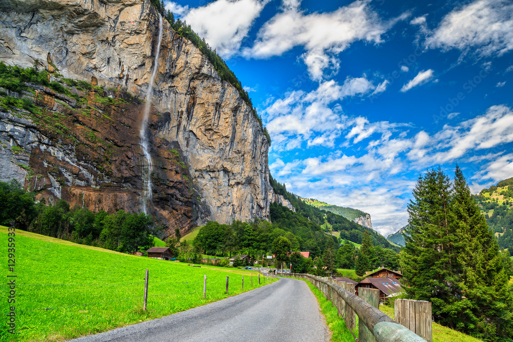 令人惊叹的Lauterbrunnen镇和Staubbach瀑布，瑞士，欧洲