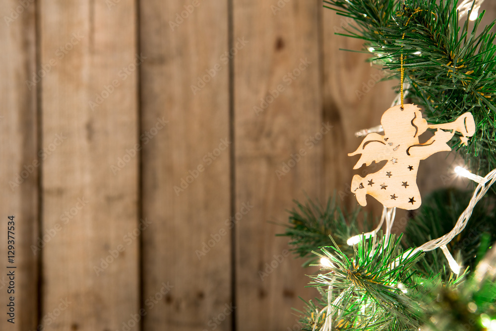 木制背景上有灯的圣诞树