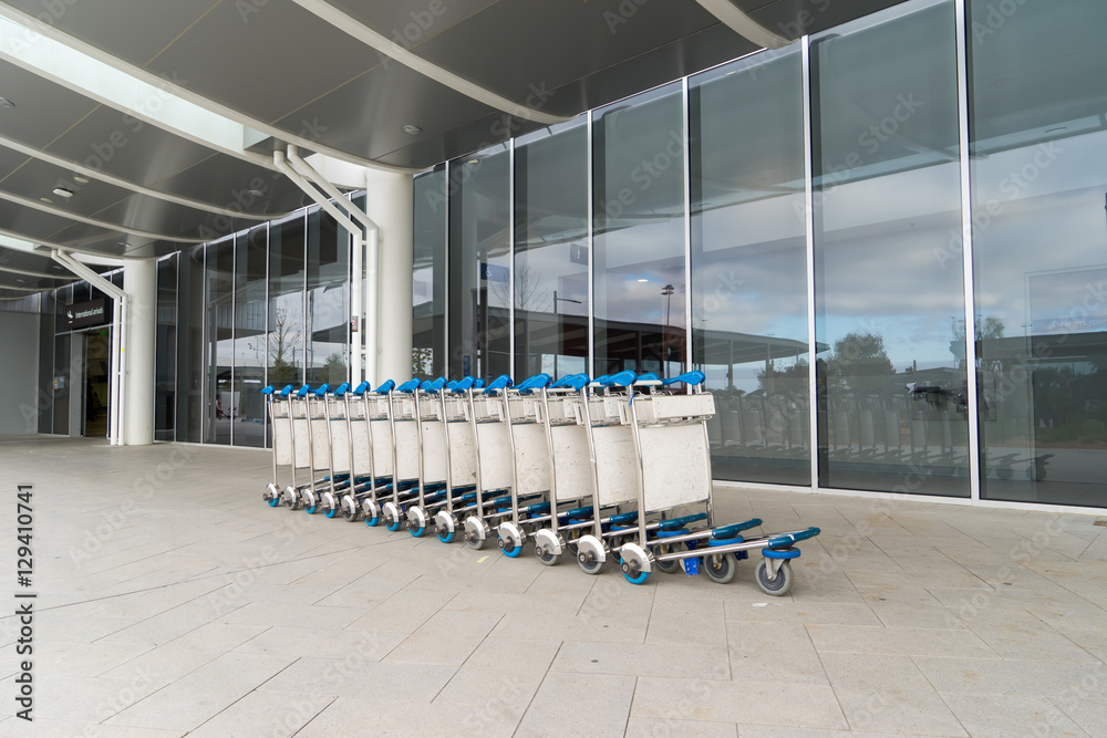现代机场里未经处理的手推车行李。