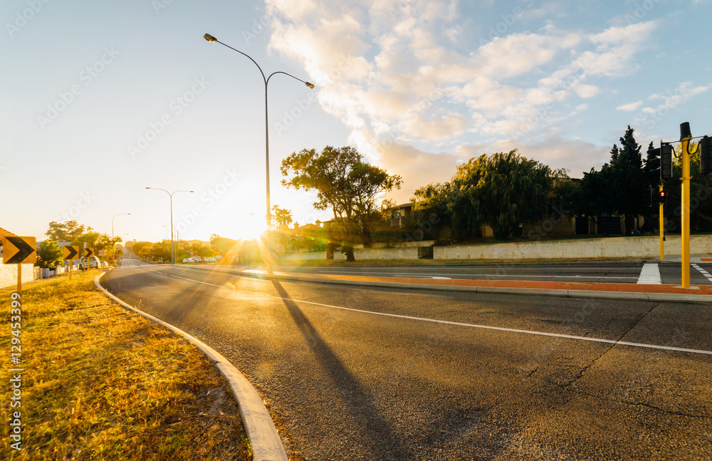 西澳大利亚弗里曼特尔，风景如画的街景和道路上方的日出。