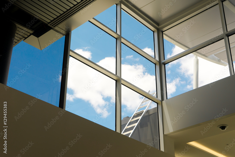 具有抽象屋顶和楼梯的现代概念高科技建筑