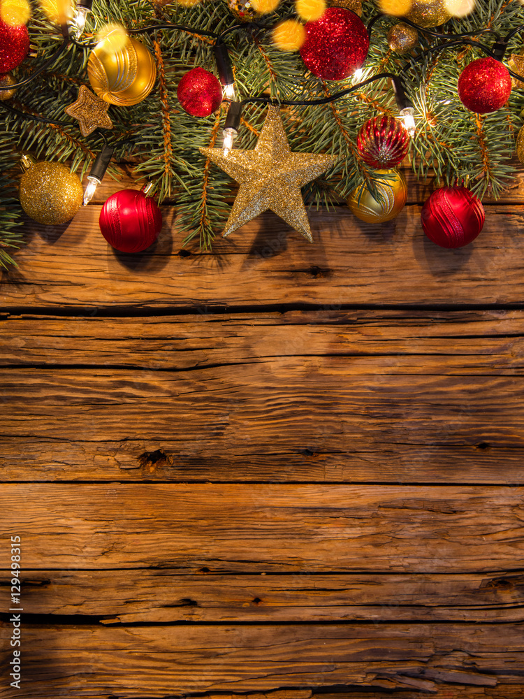 木板上的圣诞花环装饰