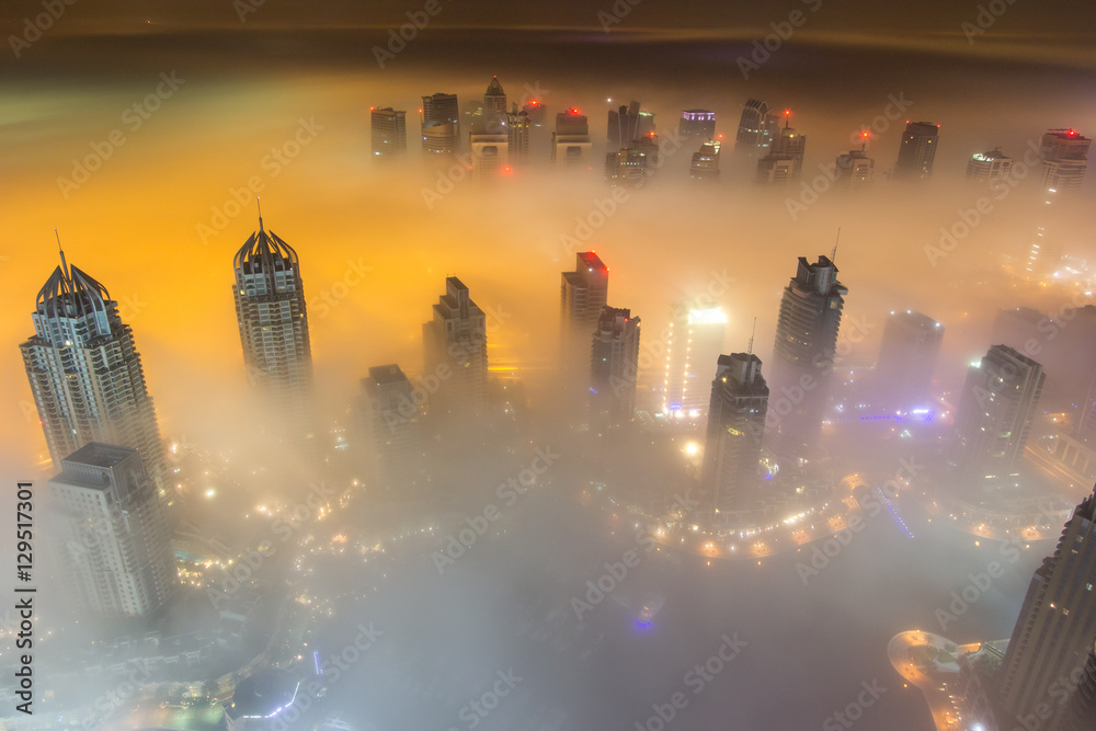迪拜码头天际线和日出前的摩天大楼上空罕见的清晨冬雾
