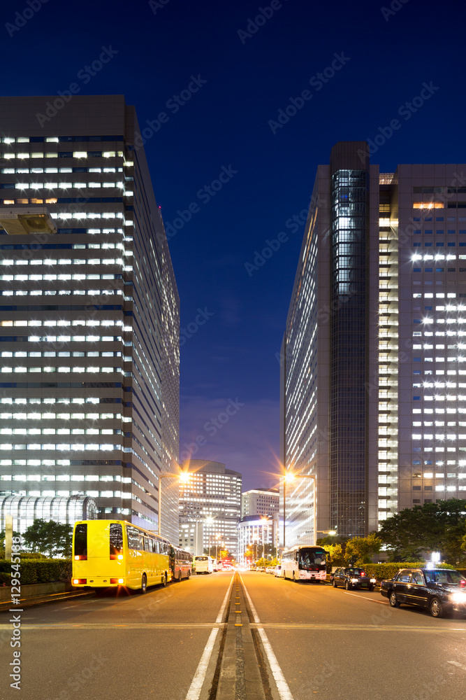 黄昏时分东京中城的现代建筑