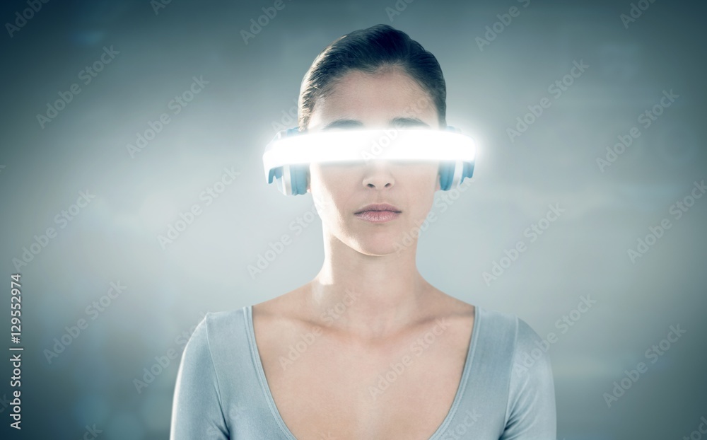 年轻女性使用虚拟视频眼镜的合成图像