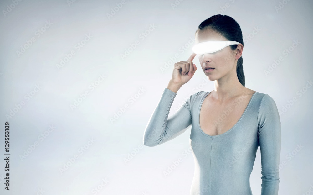 年轻女性使用虚拟视频眼镜的合成图像