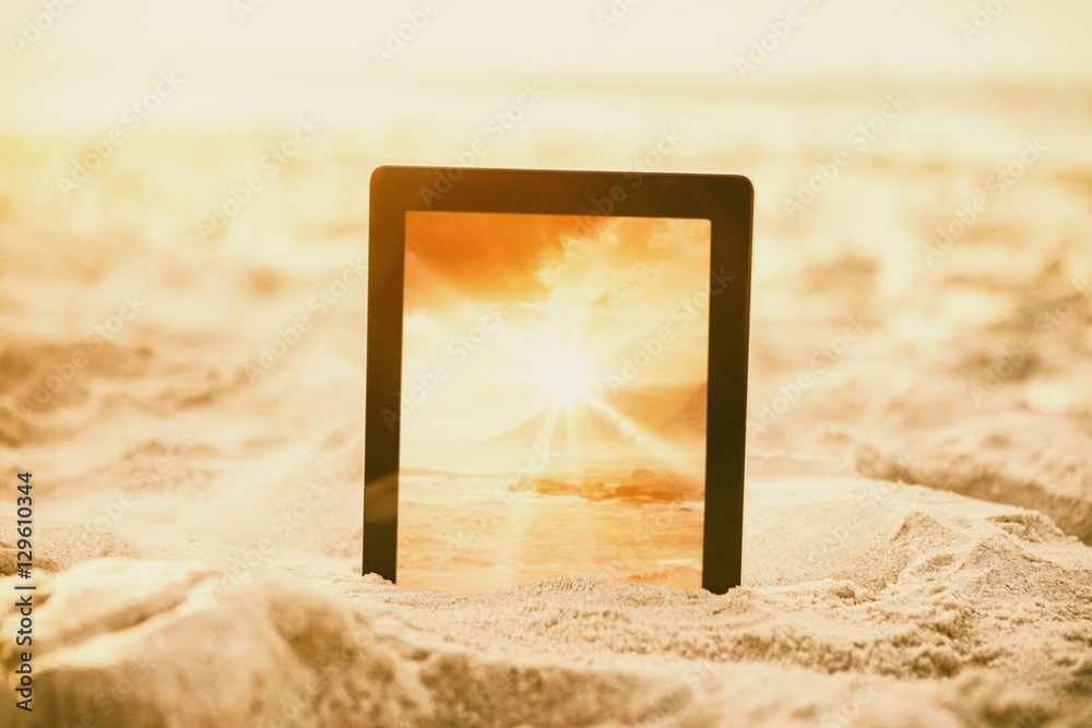 保存在沙子上的数字平板电脑的合成图像