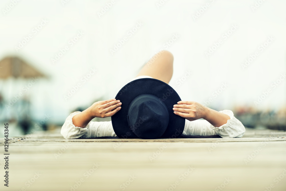 夏天的女人戴着时髦的沙滩帽放松。在旅游度假期间。年轻时尚酷炫的潮人