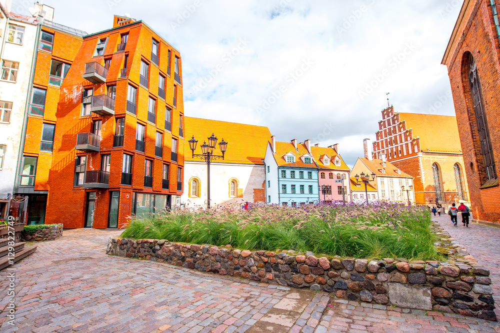 拉脱维亚里加圣彼得大教堂附近的老城区广场景观