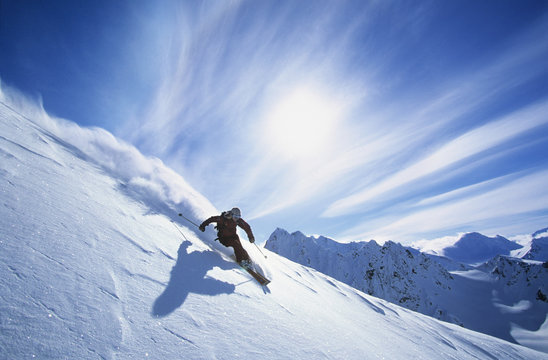 滑雪者在新鲜的粉雪上滑雪的全程
