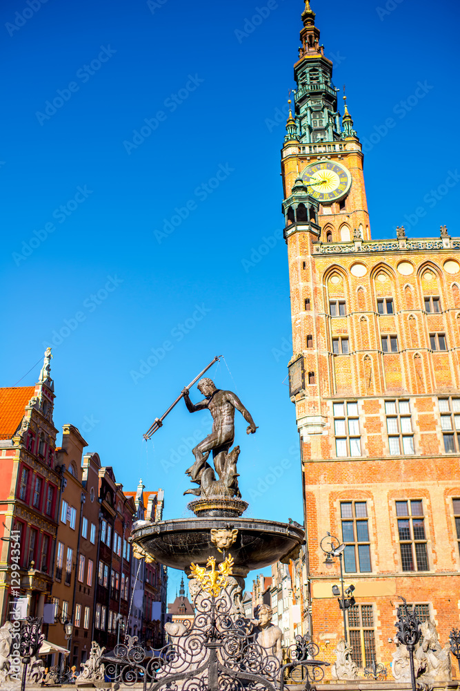 波兰格但斯克老城中心的市政厅和著名的海王星喷泉