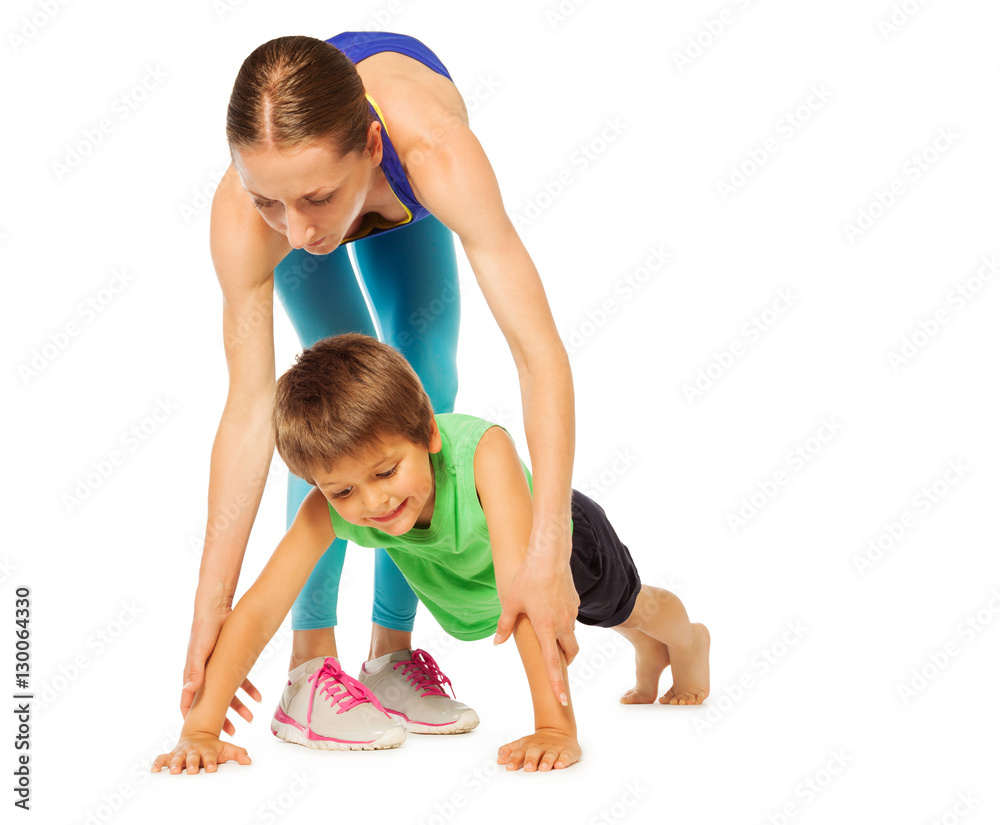 运动型母亲帮助儿子做俯卧撑